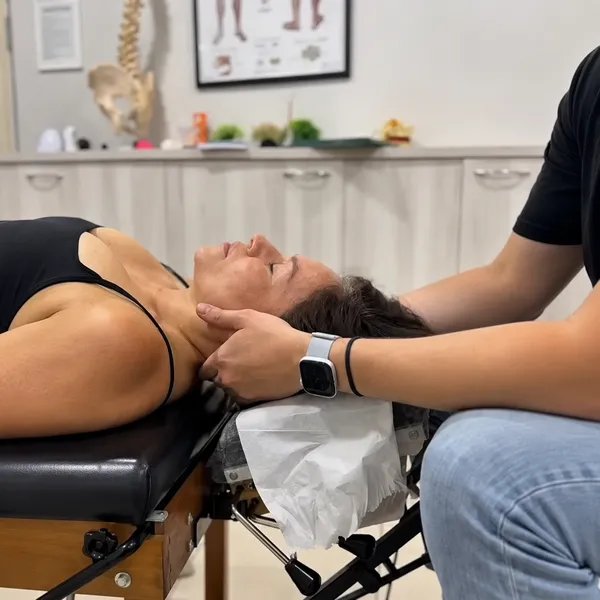 Trabalho na região cervical de uma paciente deitada na maca